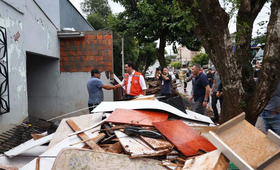 Governador acompanha atendimento à população de Dois Vizinhos e reforça apoio a municípios