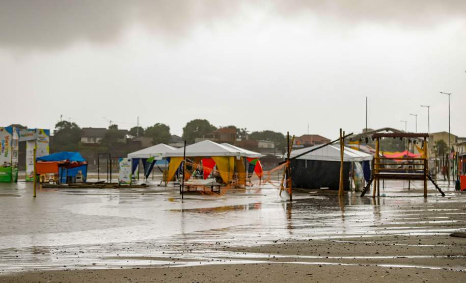 praia alagada com barracas