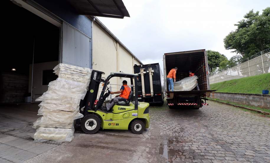Defesa Civil do Paraná manda caminhão com 150 colchões e cestas básicas para Guaratuba