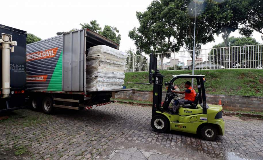 Defesa Civil do Paraná manda caminhão com 150 colchões e cestas básicas para Guaratuba