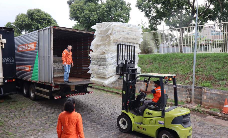 Defesa Civil do Paraná manda caminhão com 150 colchões e cestas básicas para Guaratuba