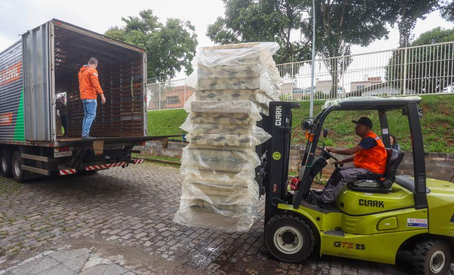 Defesa Civil do Paraná manda caminhão com 150 colchões e cestas básicas para Guaratuba