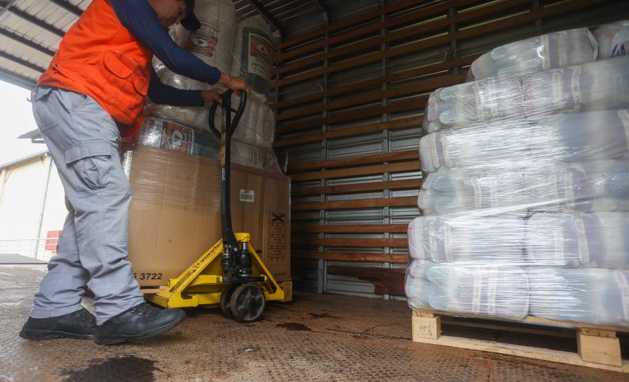 Defesa Civil do Paraná manda caminhão com 150 colchões e cestas básicas para Guaratuba