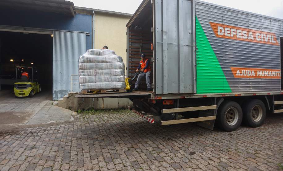 Defesa Civil do Paraná manda caminhão com 150 colchões e cestas básicas para Guaratuba