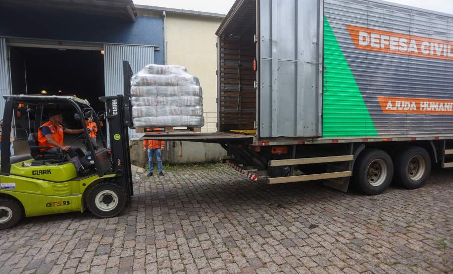 Defesa Civil do Paraná manda caminhão com 150 colchões e cestas básicas para Guaratuba
