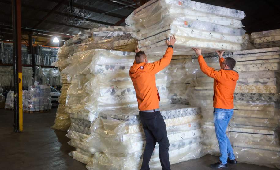 Defesa Civil do Paraná manda caminhão com 150 colchões e cestas básicas para Guaratuba