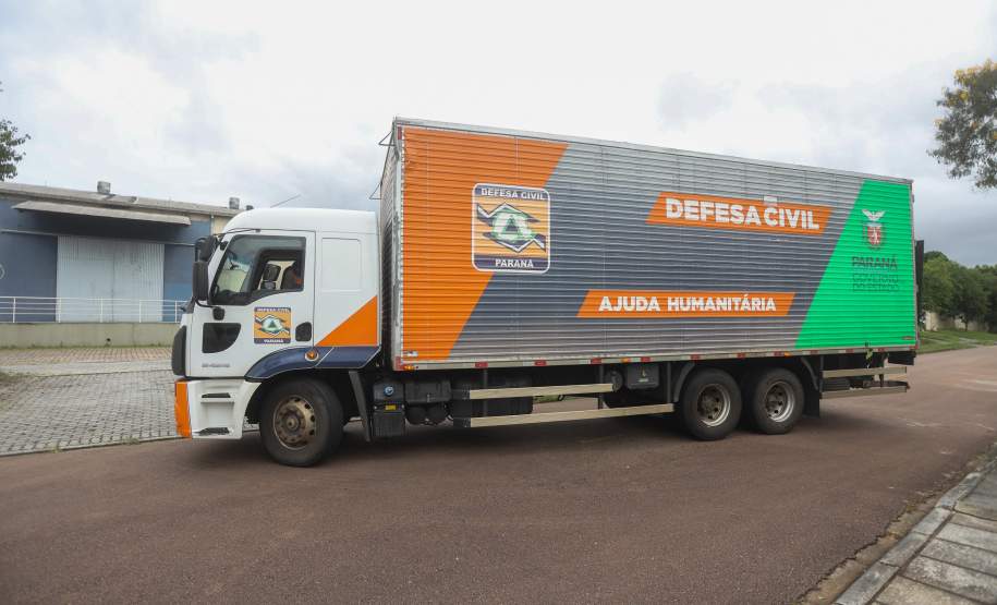 Defesa Civil do Paraná manda caminhão com 150 colchões e cestas básicas para Guaratuba