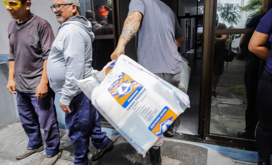 Defesa Civil do Paraná manda caminhão com 150 colchões e cestas básicas para Guaratuba