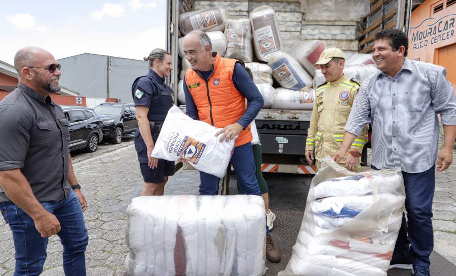 Defesa Civil envia caminhões com mantimentos para Matinhos e Pontal do Paraná