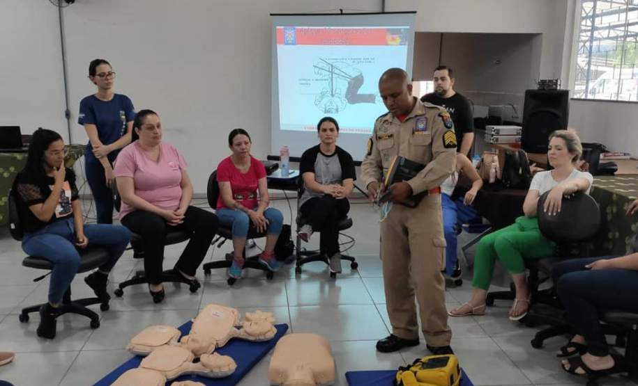 Professor formado pelo Programa Brigadas Escolares ajuda aluno em Ampére