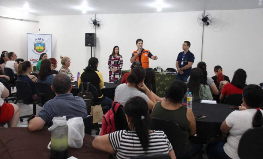 Professor formado pelo Programa Brigadas Escolares ajuda aluno em Ampére