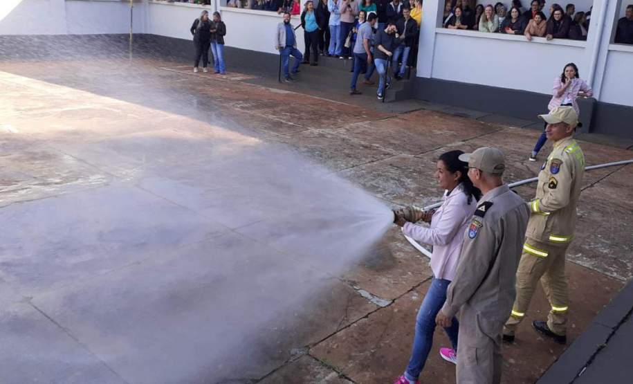 Professor formado pelo Programa Brigadas Escolares ajuda aluno em Ampére