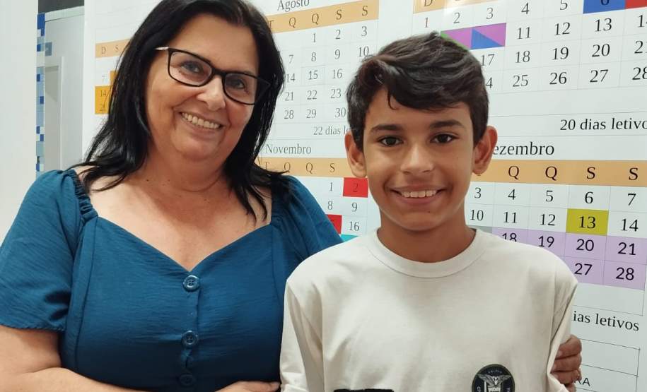 Professor formado pelo Programa Brigadas Escolares ajuda aluno em Ampére