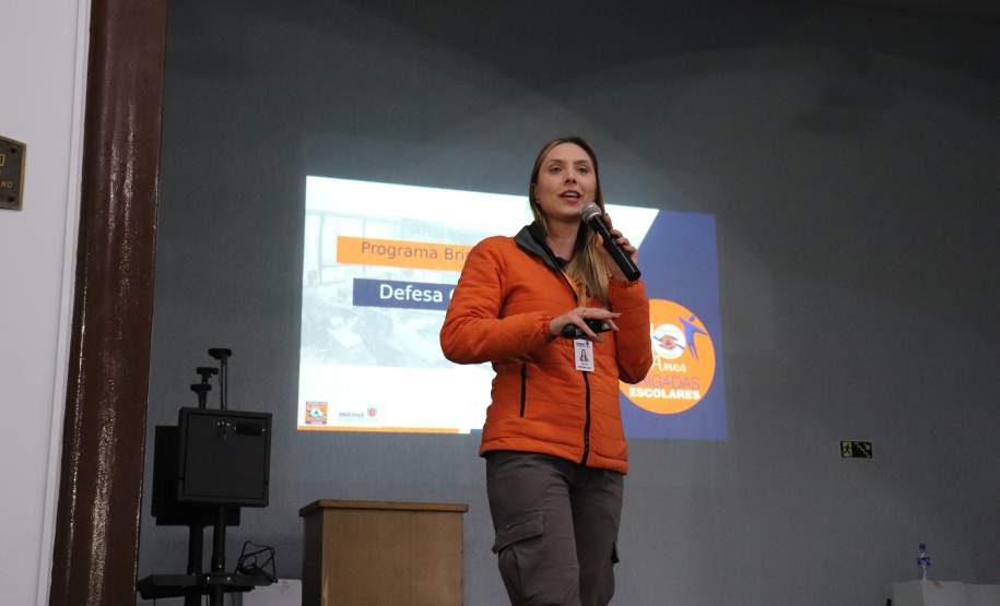 Bombeira ajuda a expandir programa de prevenção contra emergências nas escolas
