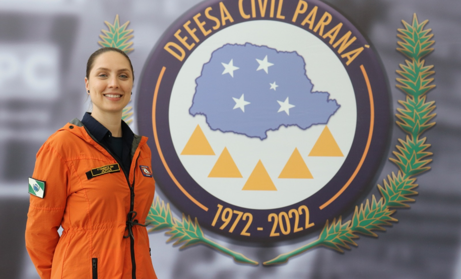 Bombeira ajuda a expandir programa de prevenção contra emergências nas escolas