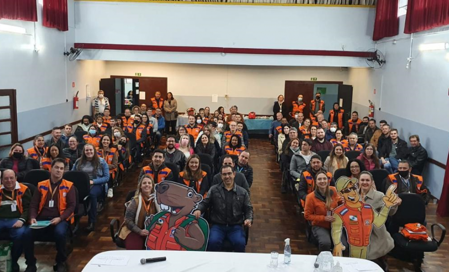 Bombeira ajuda a expandir programa de prevenção contra emergências nas escolas