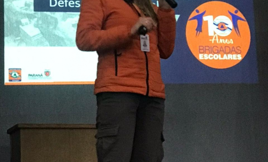 Bombeira ajuda a expandir programa de prevenção contra emergências nas escolas