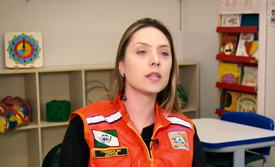 Bombeira ajuda a expandir programa de prevenção contra emergências nas escolas