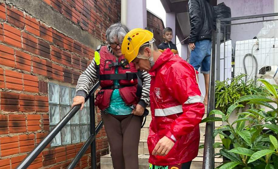 Paraná enviará alimentos, 144 mil copos de água da Sanepar e colchões ao Rio Grande do Sul