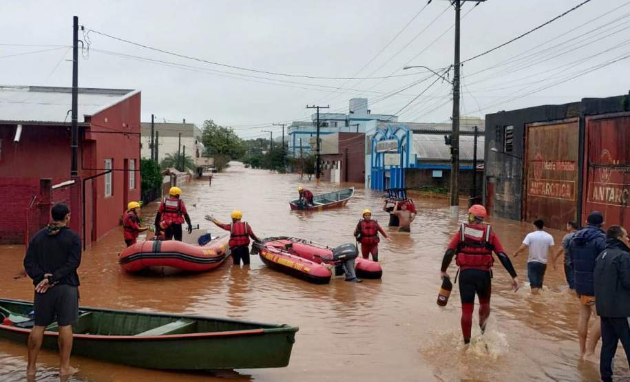 Paraná enviará alimentos, 144 mil copos de água da Sanepar e colchões ao Rio Grande do Sul