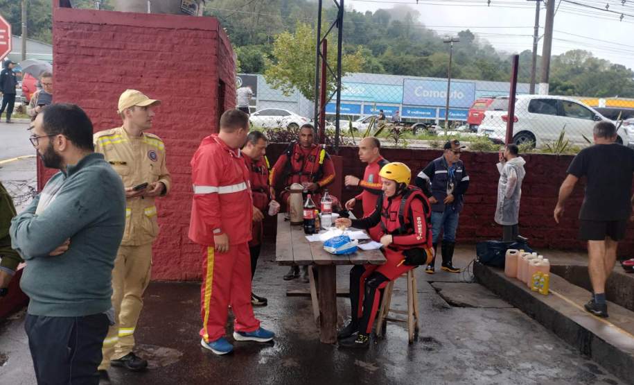 Paraná enviará alimentos, 144 mil copos de água da Sanepar e colchões ao Rio Grande do Sul