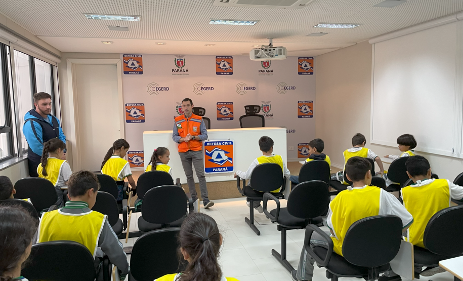 Defesa Civil Estadual recebe alunos da rede municipal de Campina Grande do Sul