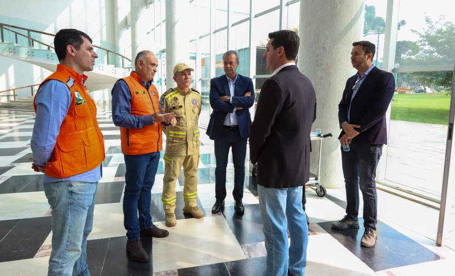reunião de autoridades com governador