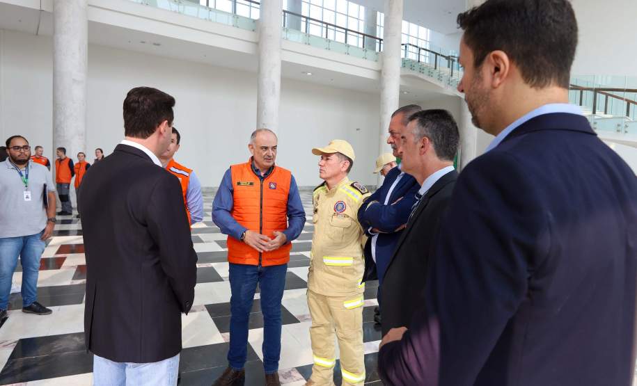 reunião de autoridades com governador