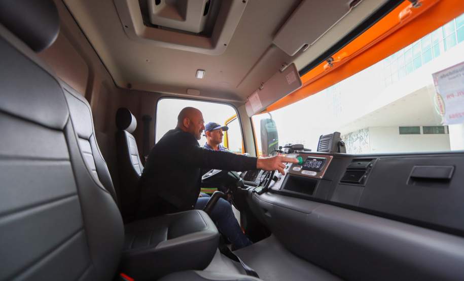 Governador Ratinho Junior entrega 10 novos caminhões para combate a incêndios