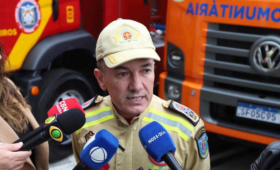 Governador Ratinho Junior entrega 10 novos caminhões para combate a incêndios