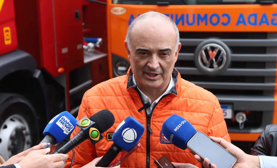 Governador Ratinho Junior entrega 10 novos caminhões para combate a incêndios