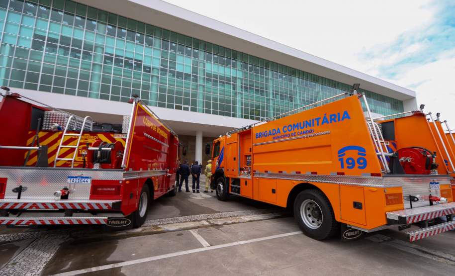 Governador Ratinho Junior entrega 10 novos caminhões para combate a incêndios