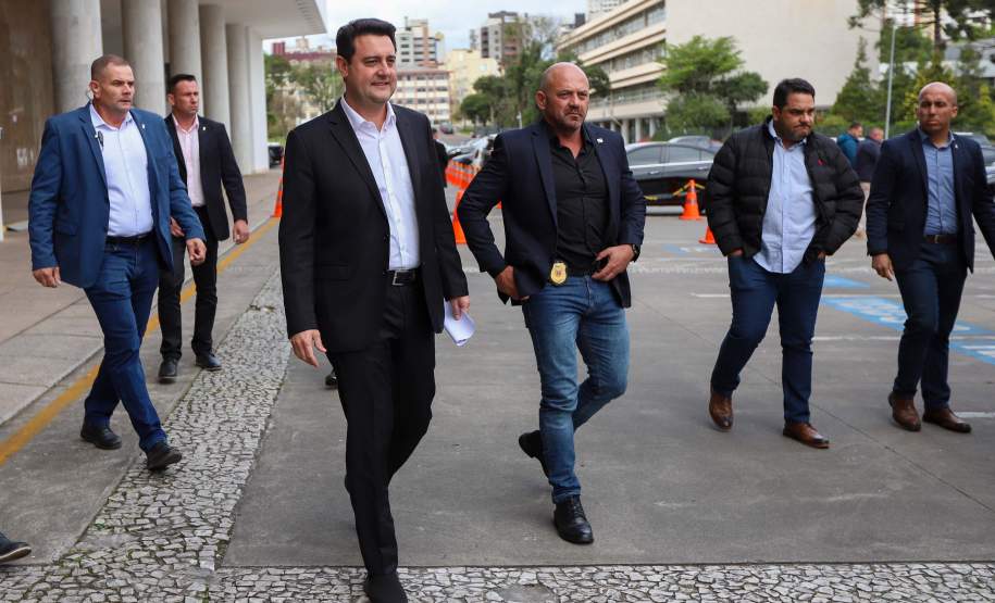 Governador Ratinho Junior entrega 10 novos caminhões para combate a incêndios