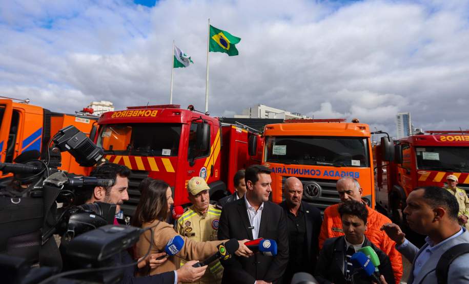 Governador Ratinho Junior entrega 10 novos caminhões para combate a incêndios