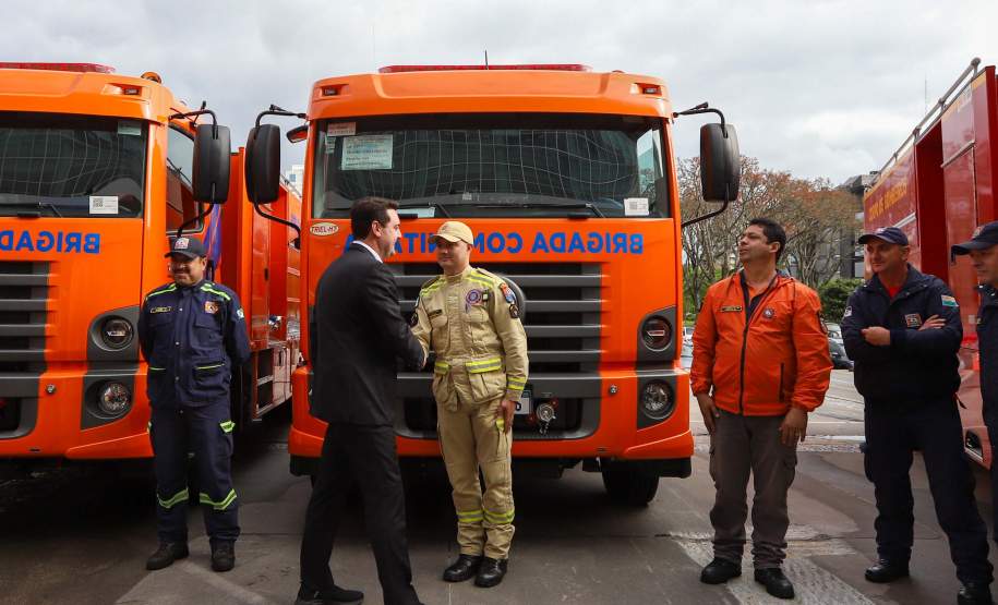 Governador Ratinho Junior entrega 10 novos caminhões para combate a incêndios