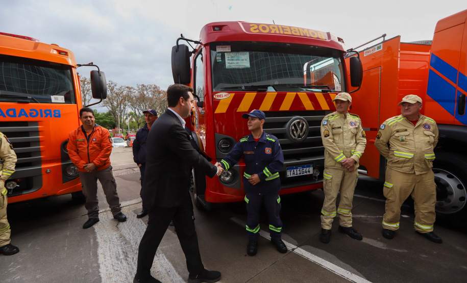 Governador Ratinho Junior entrega 10 novos caminhões para combate a incêndios