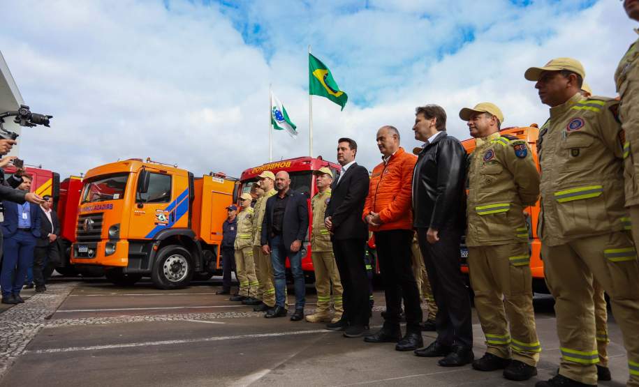 Governador Ratinho Junior entrega 10 novos caminhões para combate a incêndios