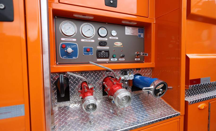 Governador Ratinho Junior entrega 10 novos caminhões para combate a incêndios