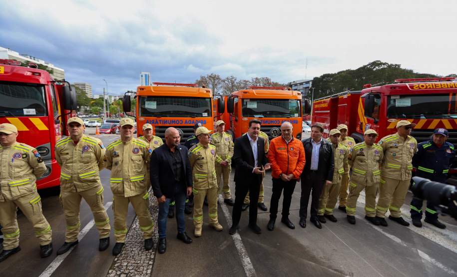 Governador Ratinho Junior entrega 10 novos caminhões para combate a incêndios