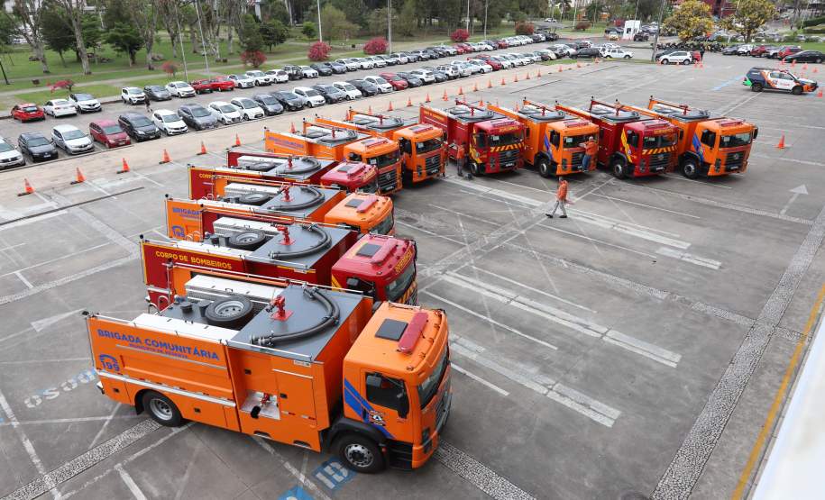Governador Ratinho Junior entrega 10 novos caminhões para combate a incêndios