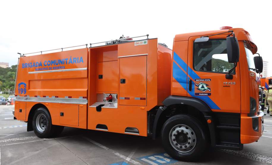 Governador Ratinho Junior entrega 10 novos caminhões para combate a incêndios