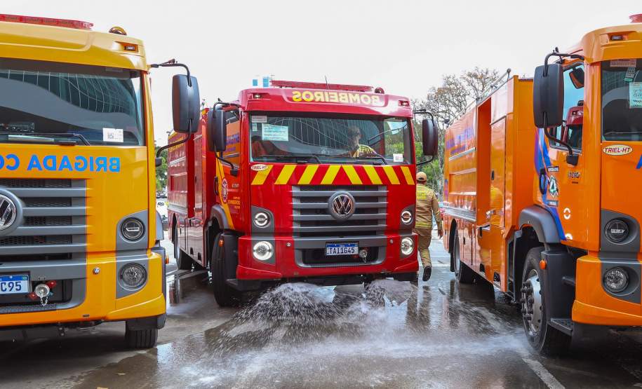 Governador Ratinho Junior entrega 10 novos caminhões para combate a incêndios