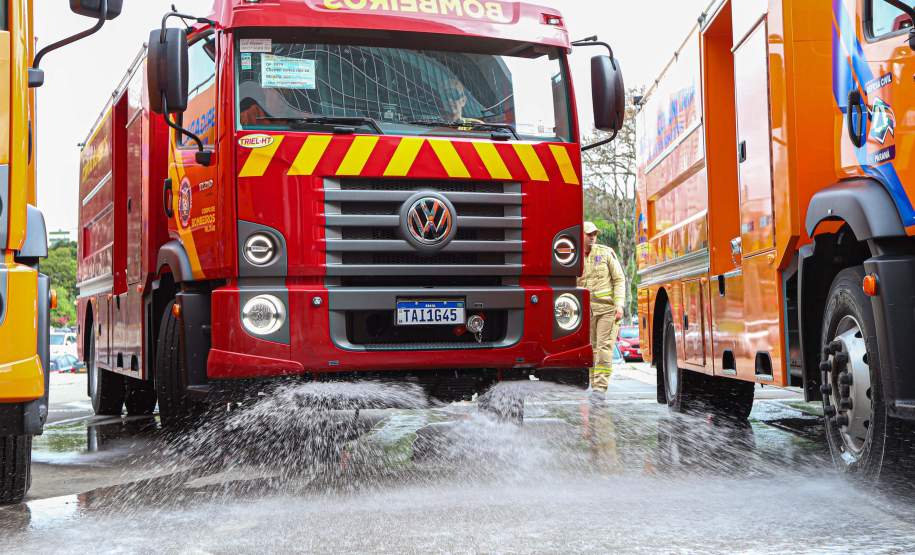 Governador Ratinho Junior entrega 10 novos caminhões para combate a incêndios