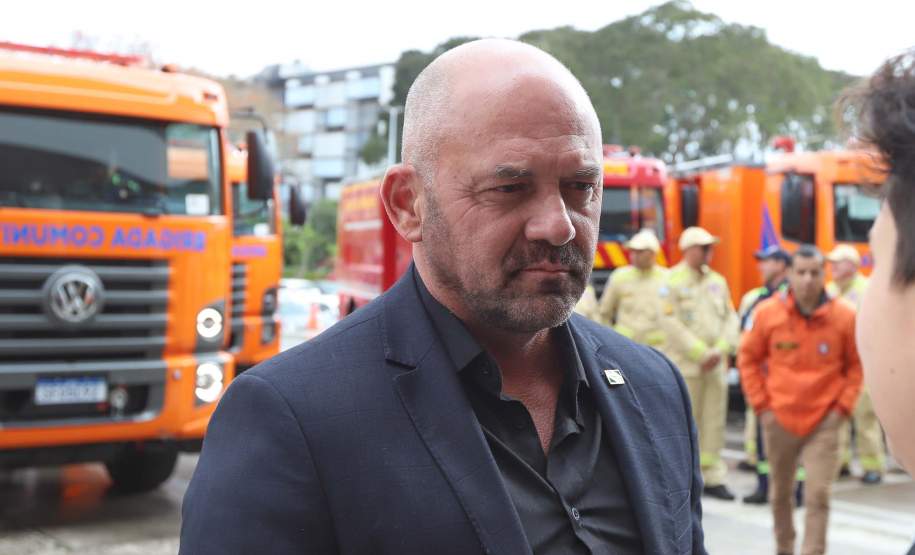 Governador Ratinho Junior entrega 10 novos caminhões para combate a incêndios