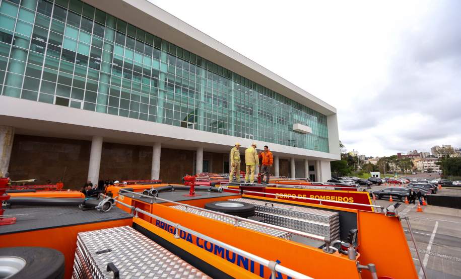 Governador Ratinho Junior entrega 10 novos caminhões para combate a incêndios