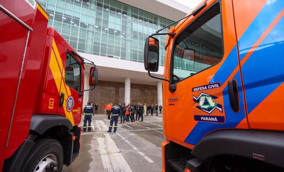 Governador Ratinho Junior entrega 10 novos caminhões para combate a incêndios