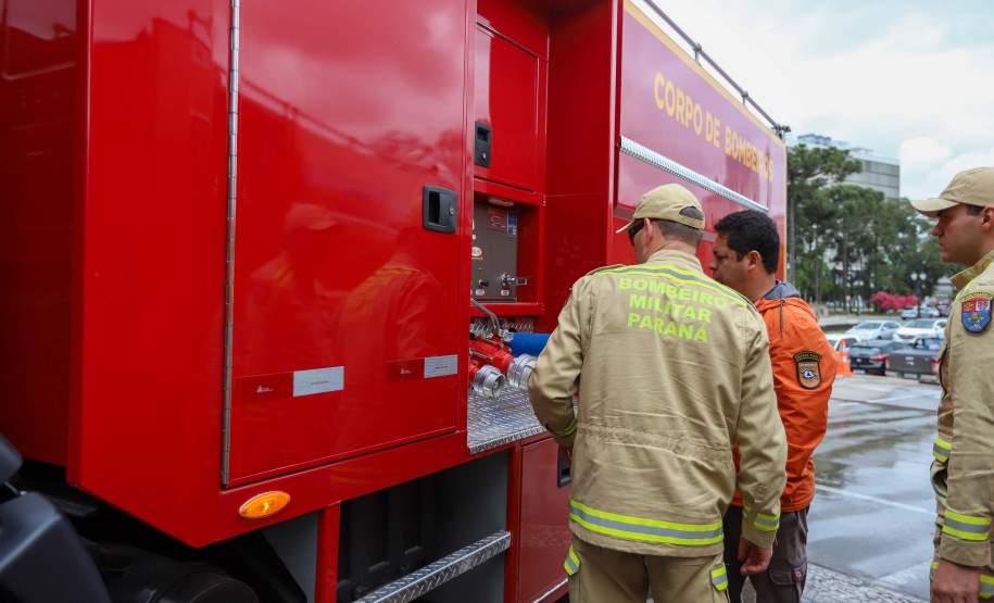 Governador Ratinho Junior entrega 10 novos caminhões para combate a incêndios