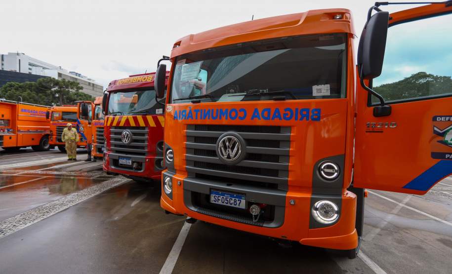 Governador Ratinho Junior entrega 10 novos caminhões para combate a incêndios