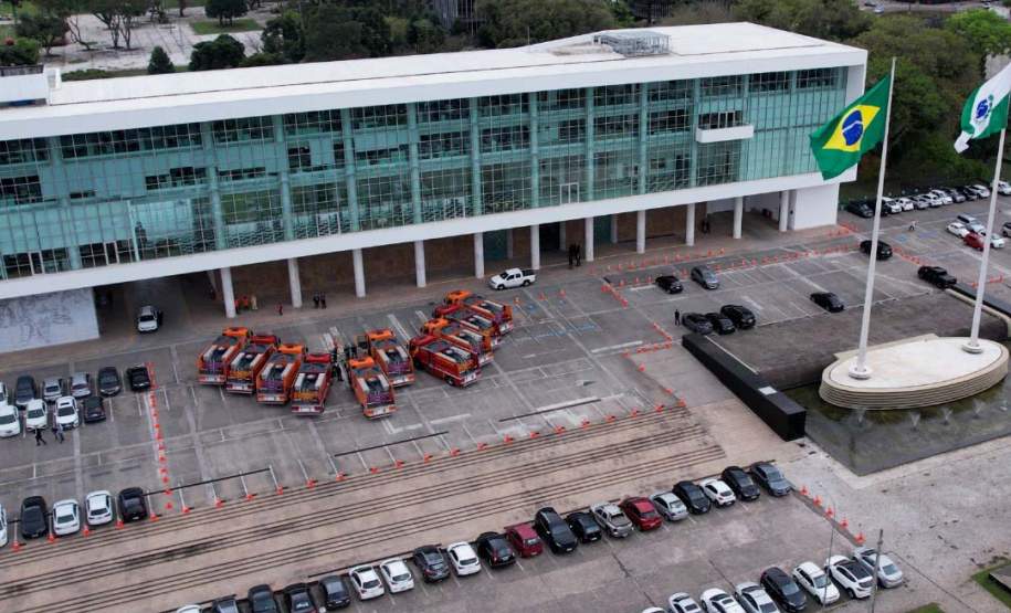 Governador Ratinho Junior entrega 10 novos caminhões para combate a incêndios