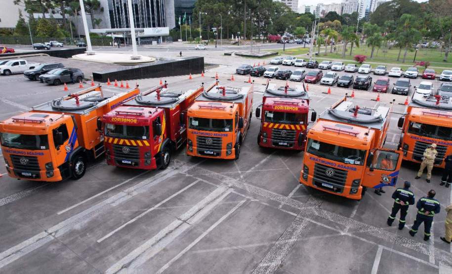 Governador Ratinho Junior entrega 10 novos caminhões para combate a incêndios